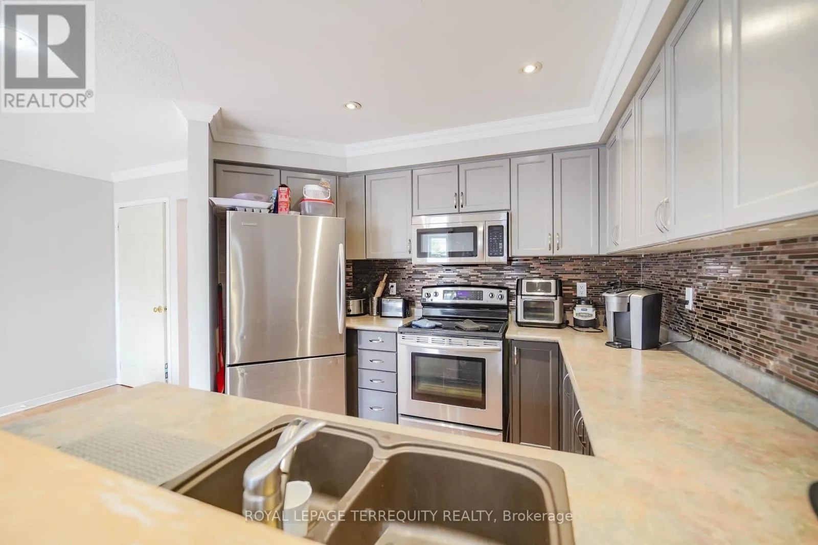 9027 YONGE STREET