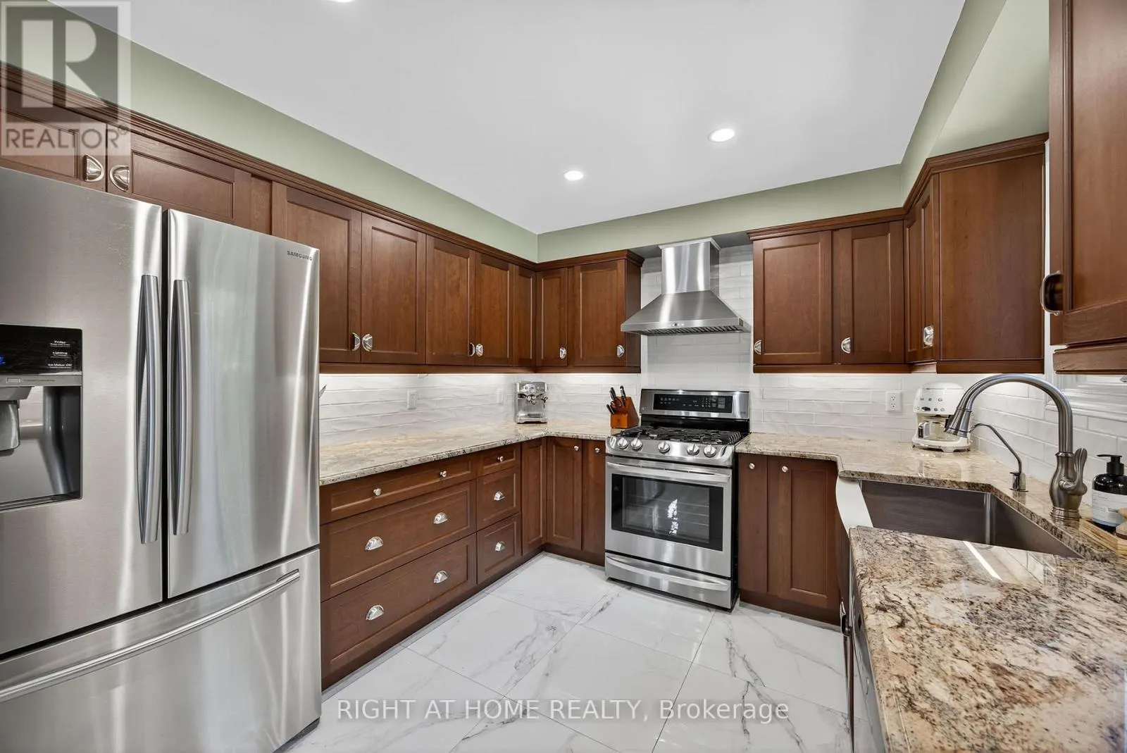 1012 LINDEN STREET