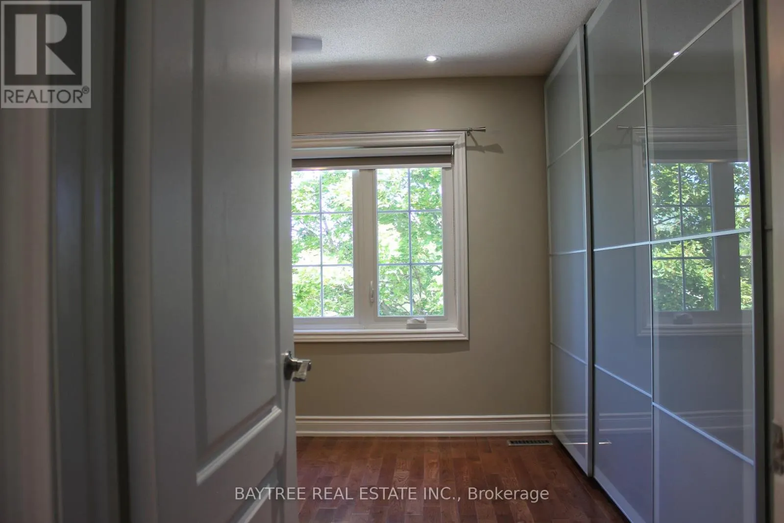 4 LARISSA COURT