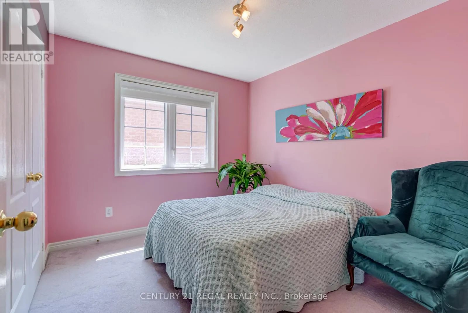 4 HAYFIELD AVENUE