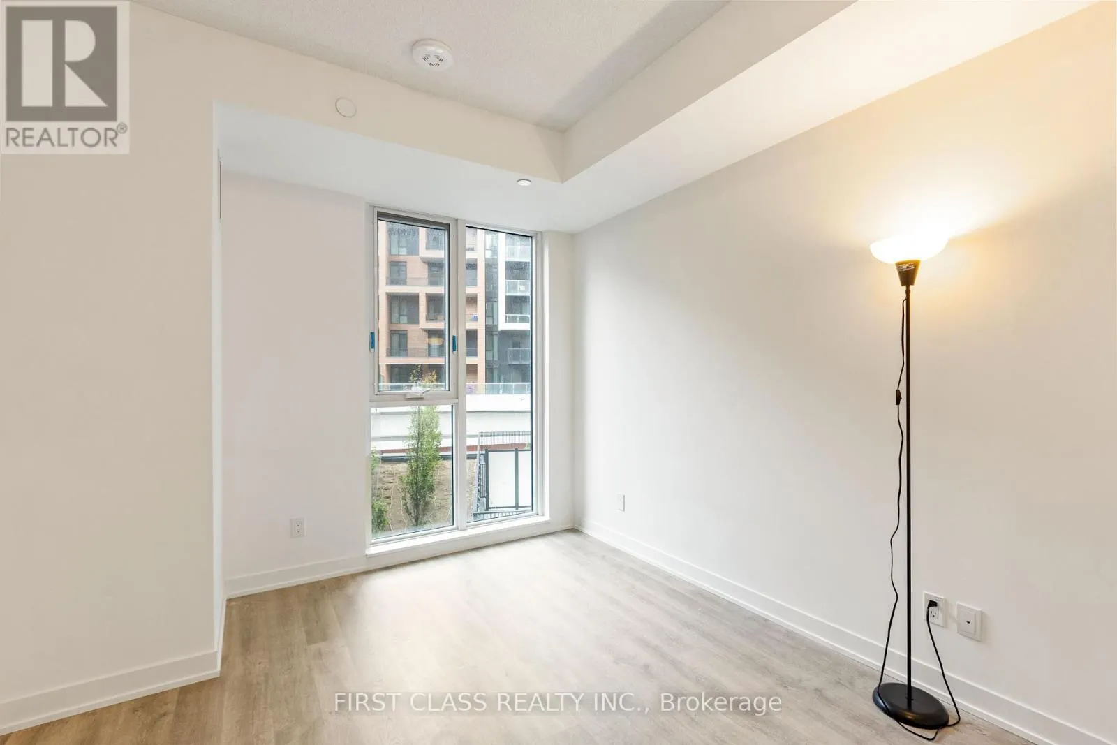 405 - 38 SIMCOE PROMENADE W