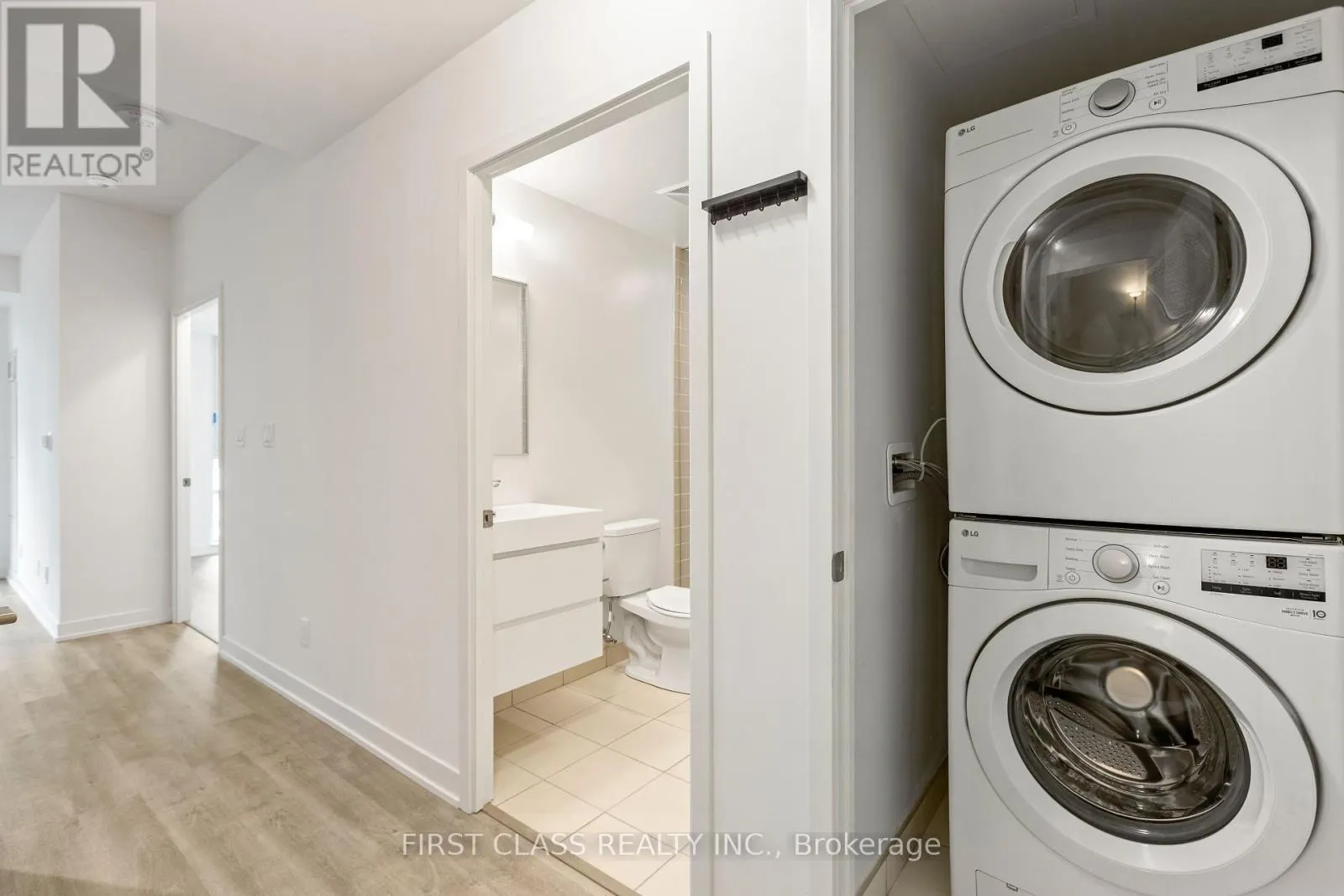 405 - 38 SIMCOE PROMENADE W