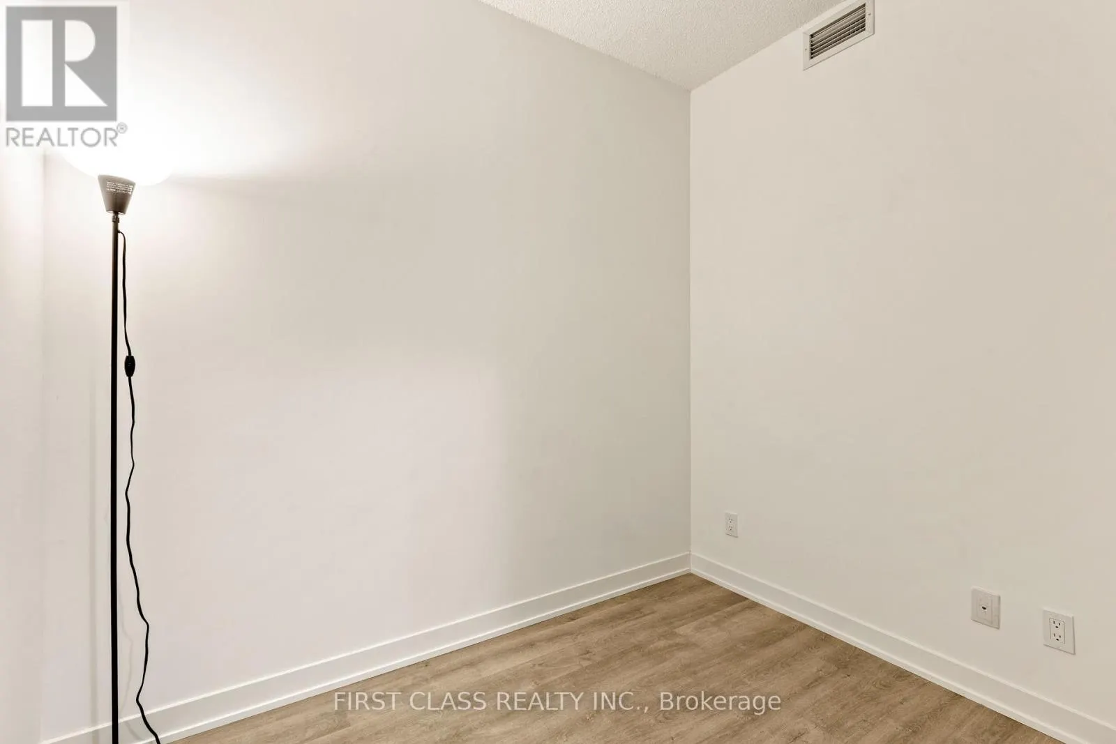 405 - 38 SIMCOE PROMENADE W
