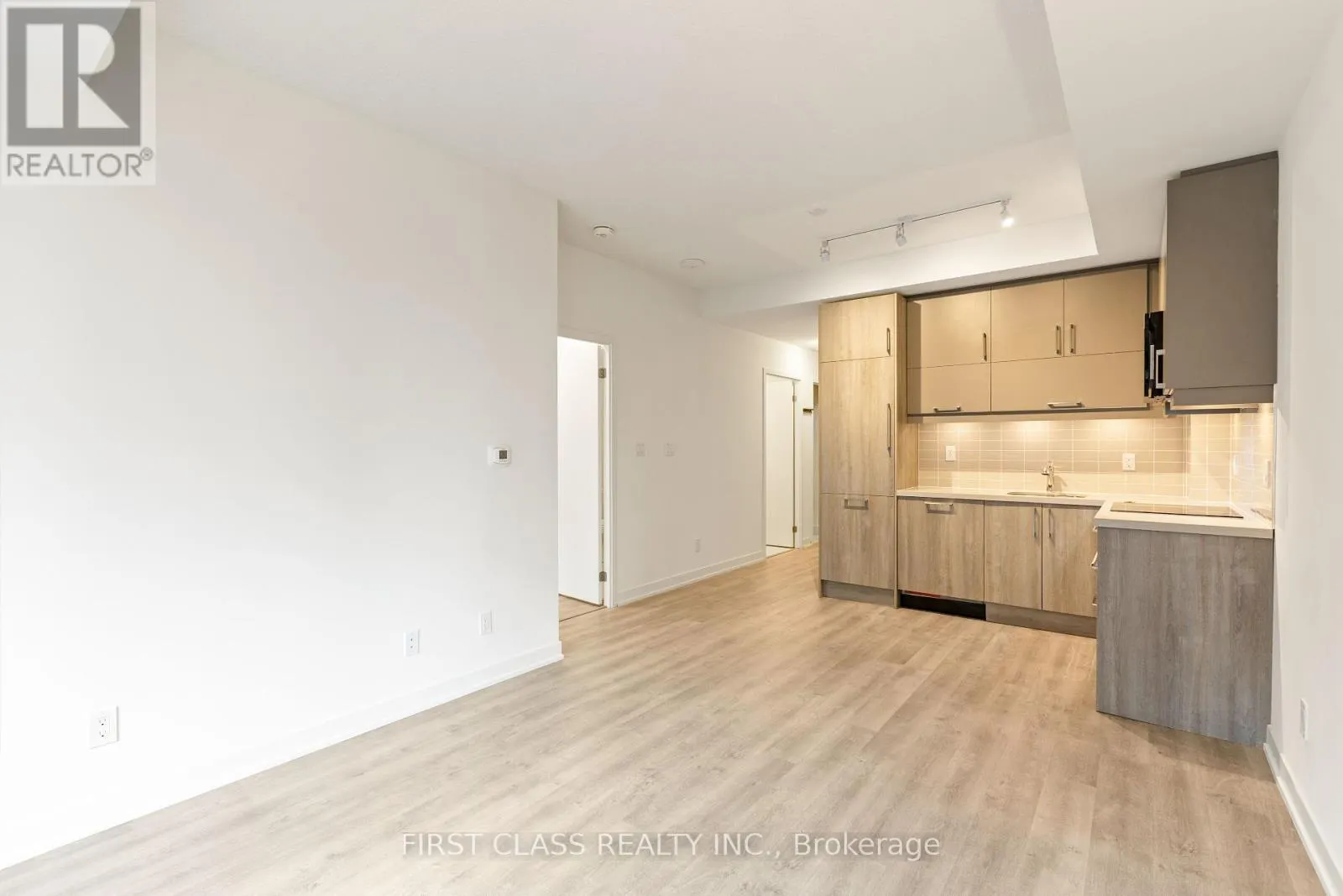 405 - 38 SIMCOE PROMENADE W