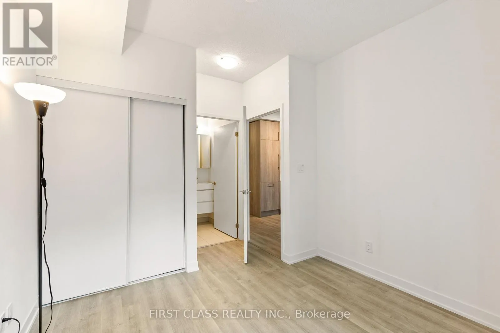 405 - 38 SIMCOE PROMENADE W