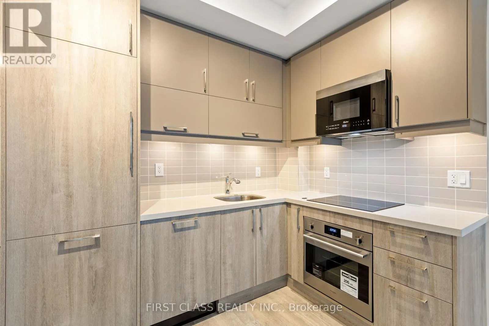 405 - 38 SIMCOE PROMENADE W