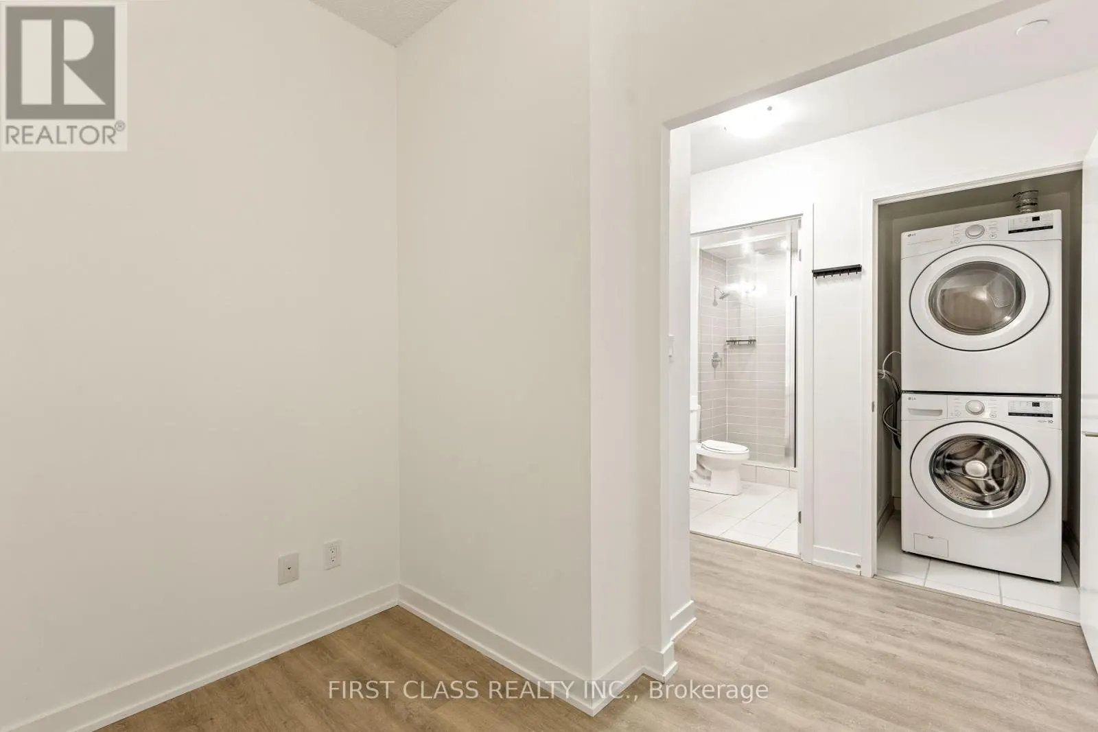 405 - 38 SIMCOE PROMENADE W
