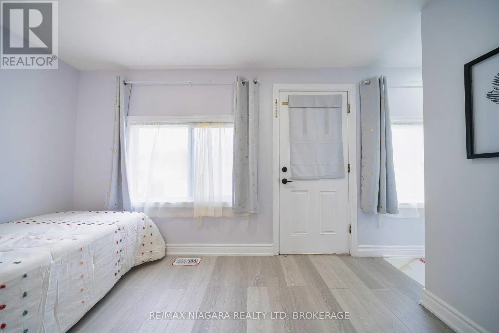 402 THE QUEENSWAY SOUTH