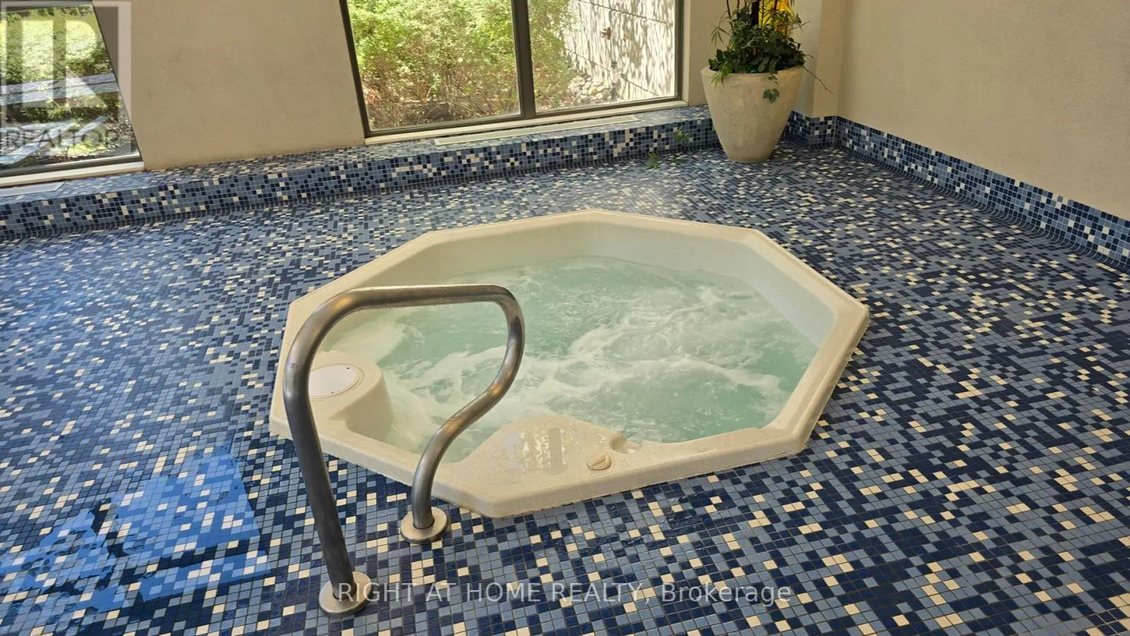 209 - 100 PROMENADE CIRCLE