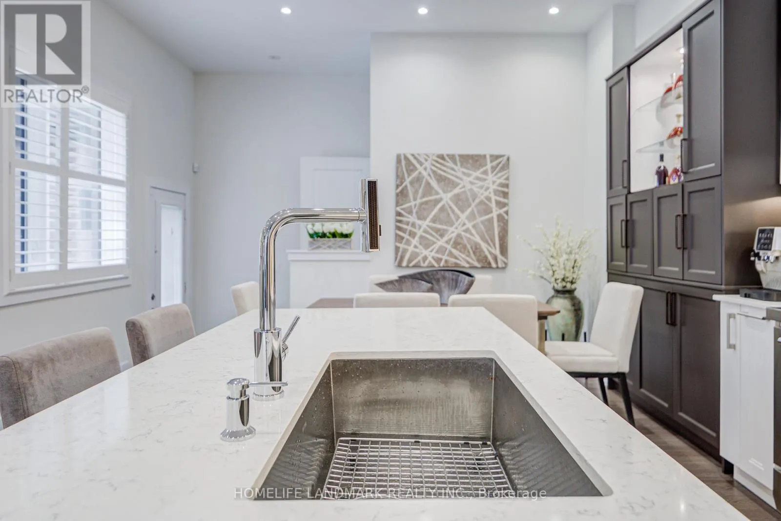 33 GOLDEN FERN STREET