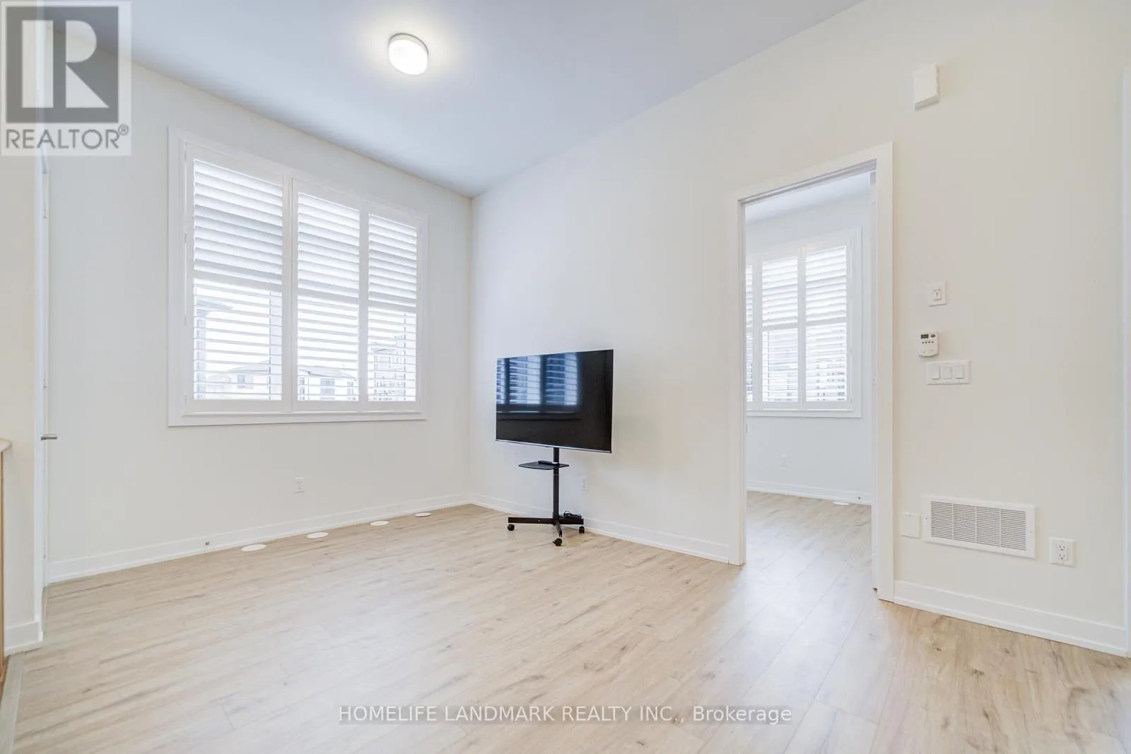 33 GOLDEN FERN STREET