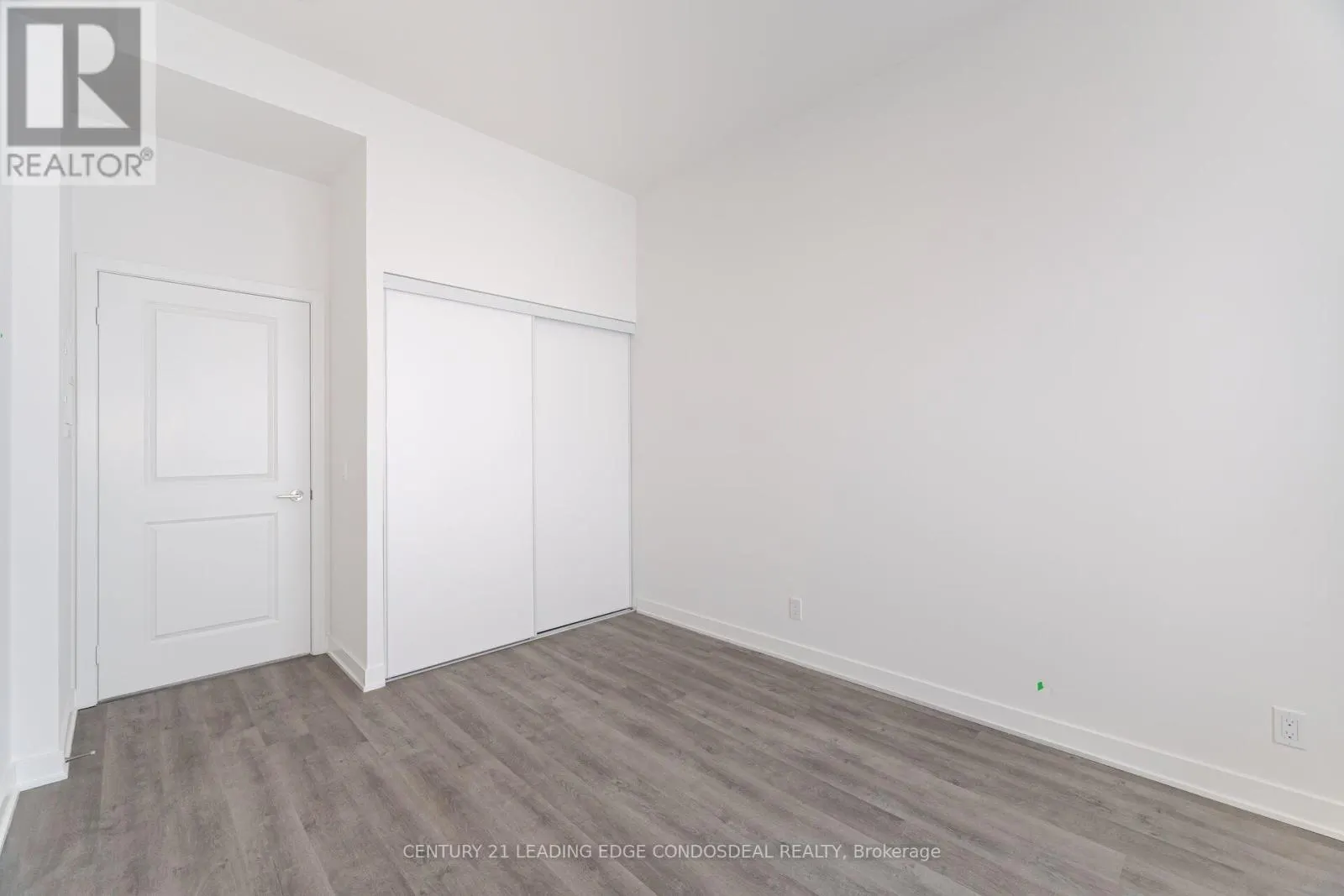 PH03 - 30 UPPER MALL WAY