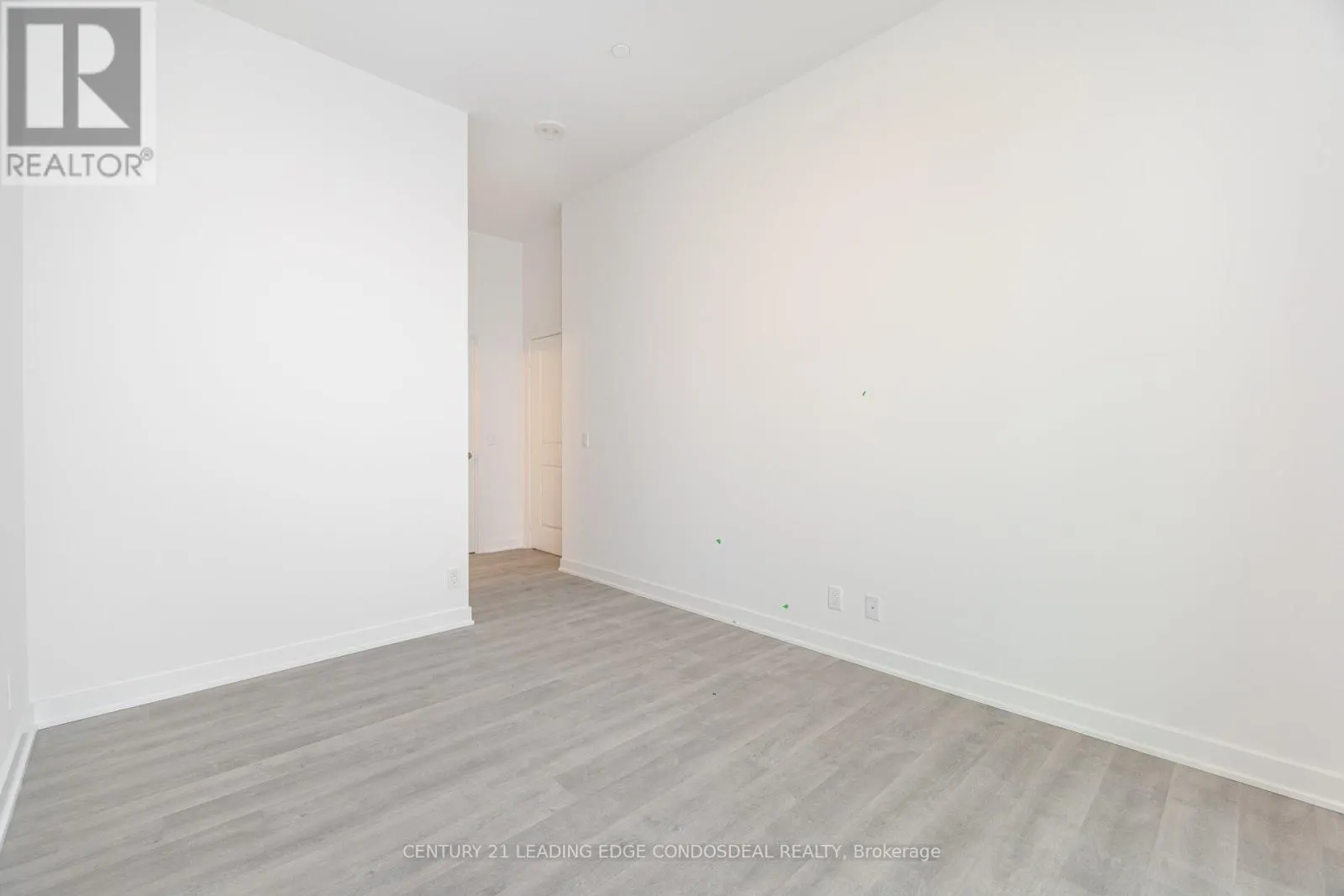 PH03 - 30 UPPER MALL WAY