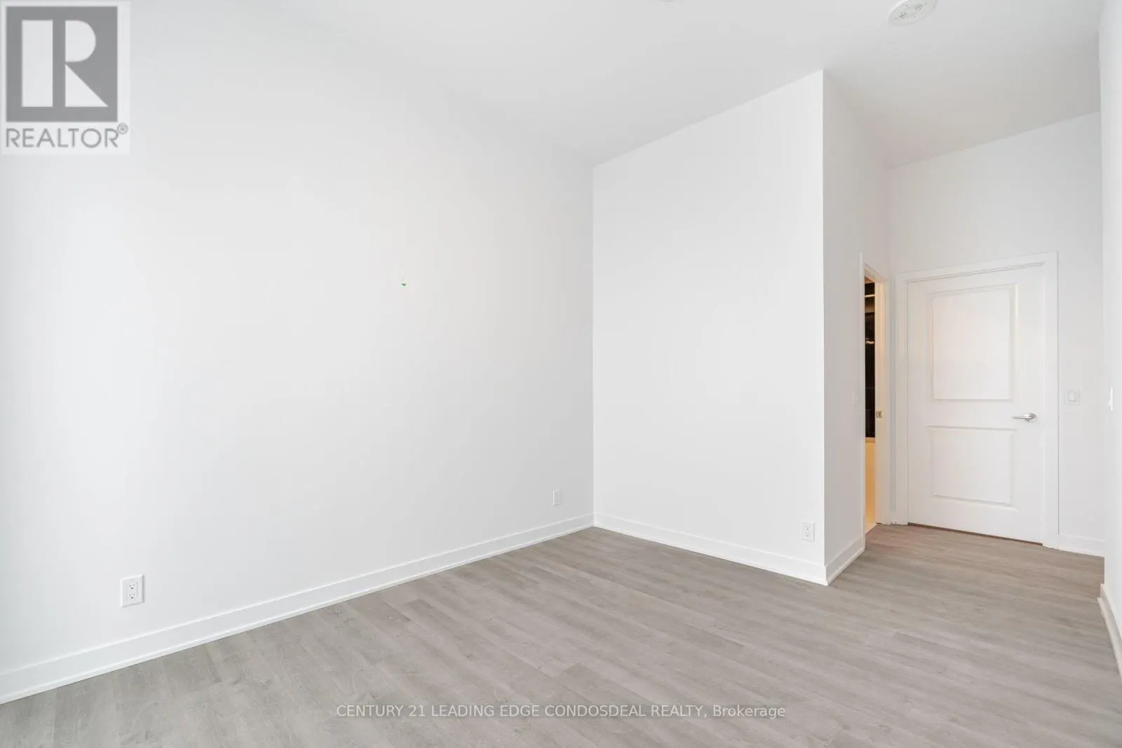 PH03 - 30 UPPER MALL WAY
