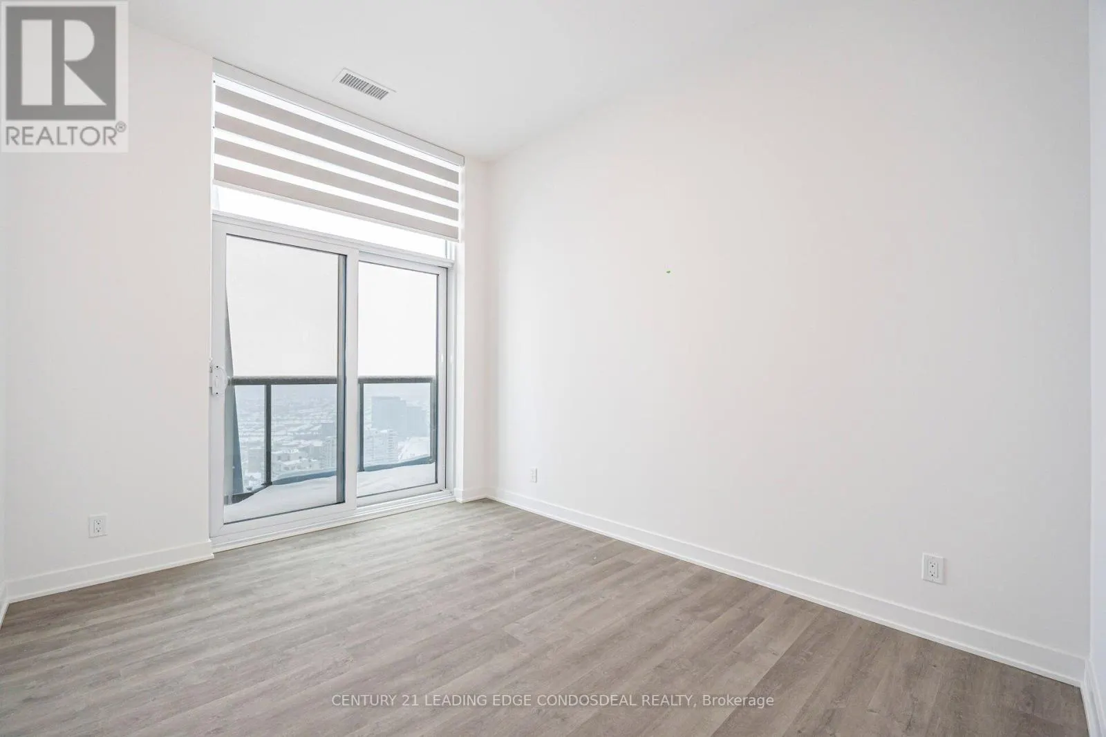 PH03 - 30 UPPER MALL WAY