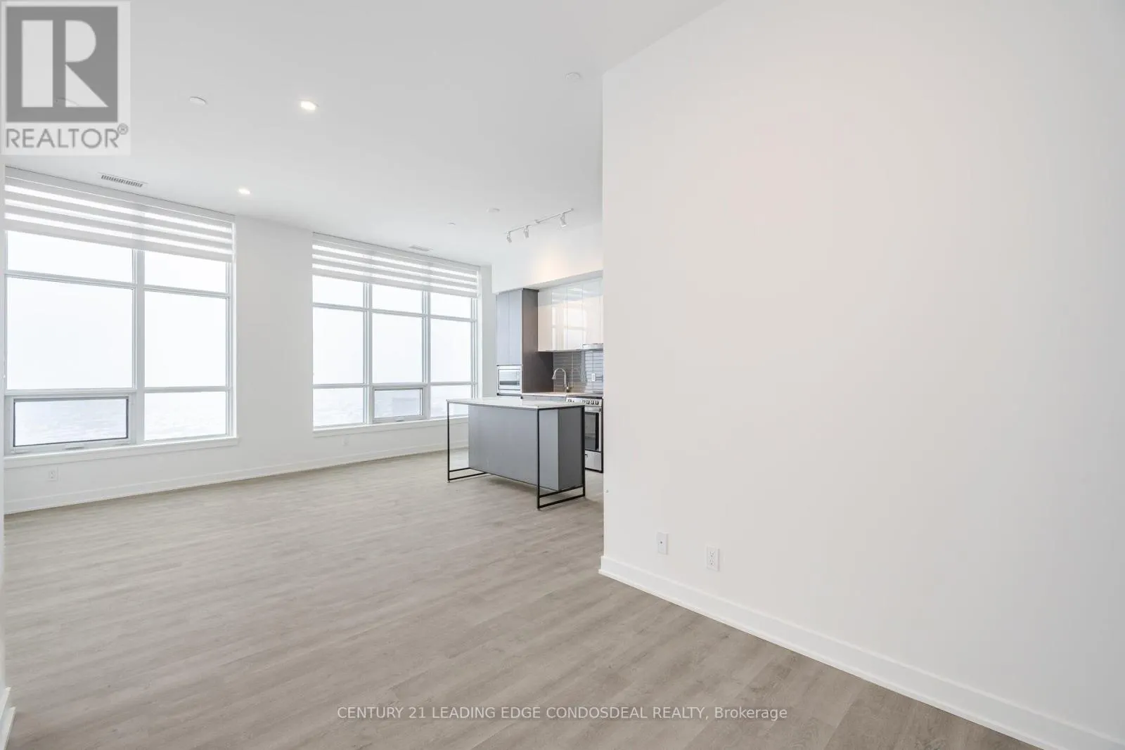 PH03 - 30 UPPER MALL WAY