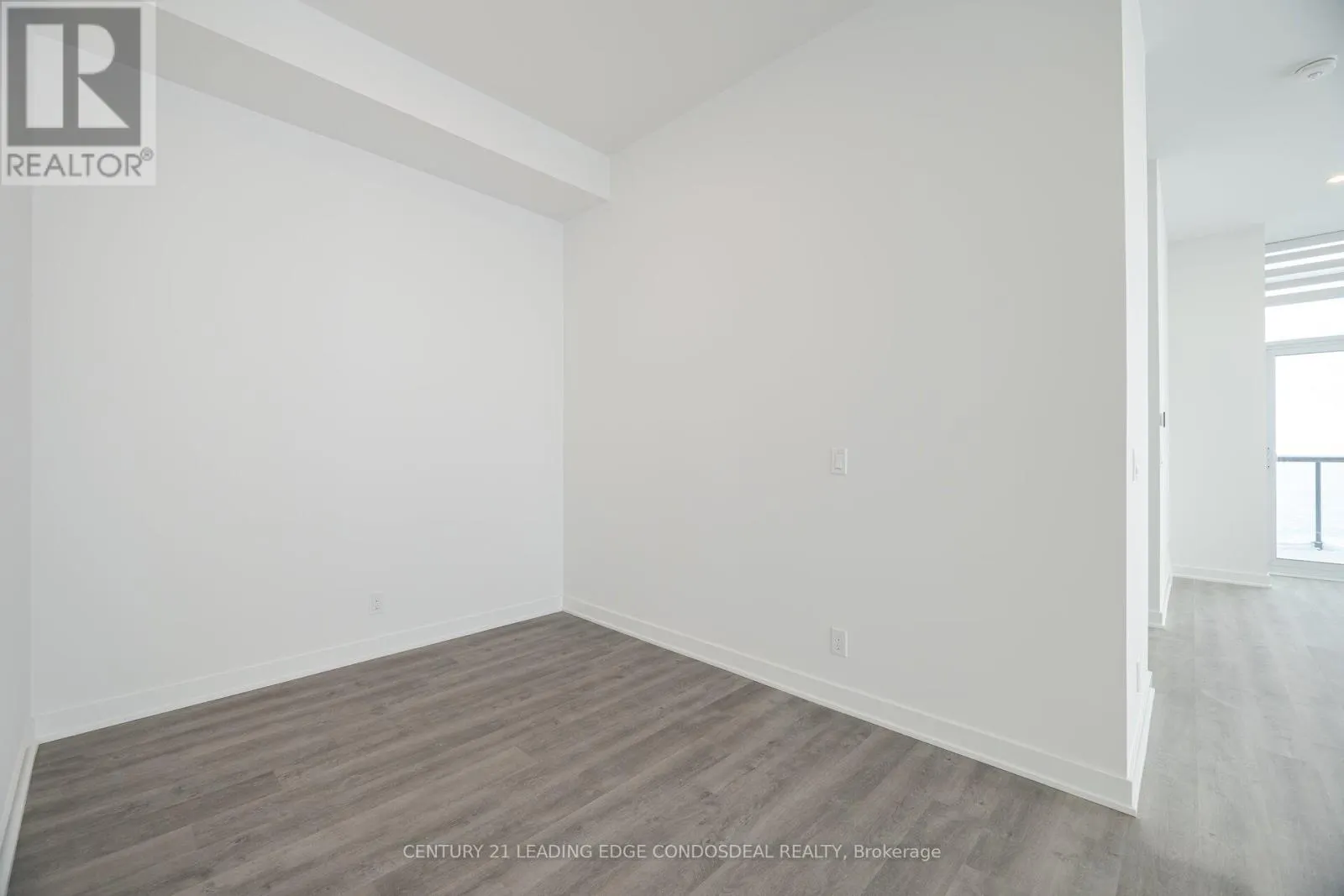 PH03 - 30 UPPER MALL WAY