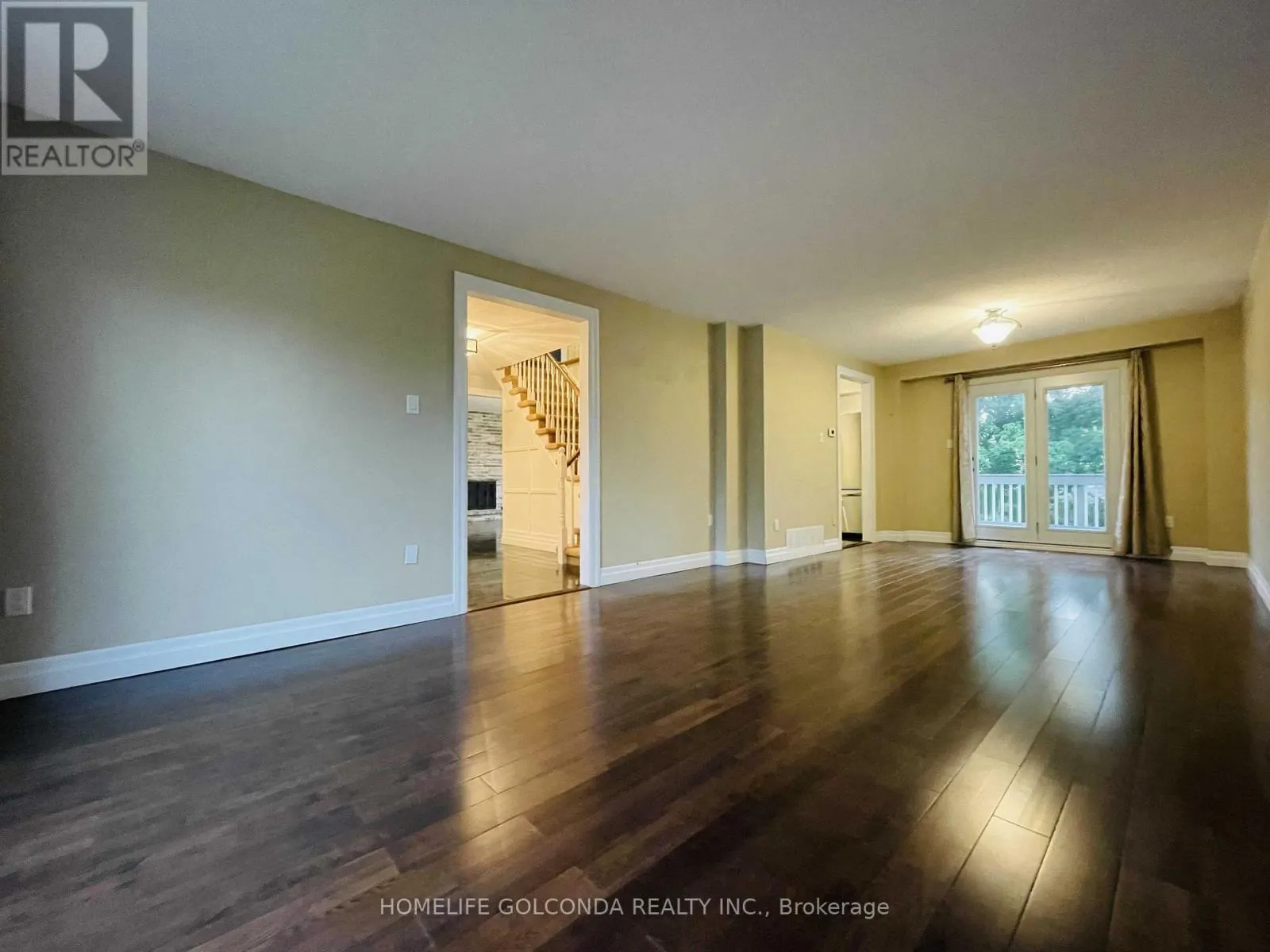 909 FERNDALE CRESCENT
