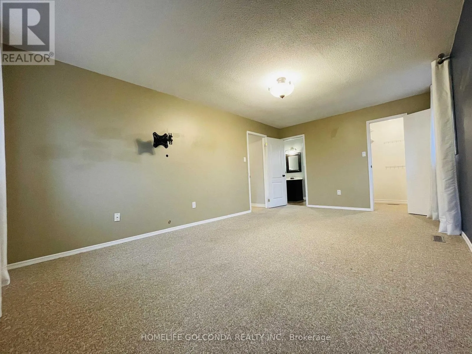 909 FERNDALE CRESCENT