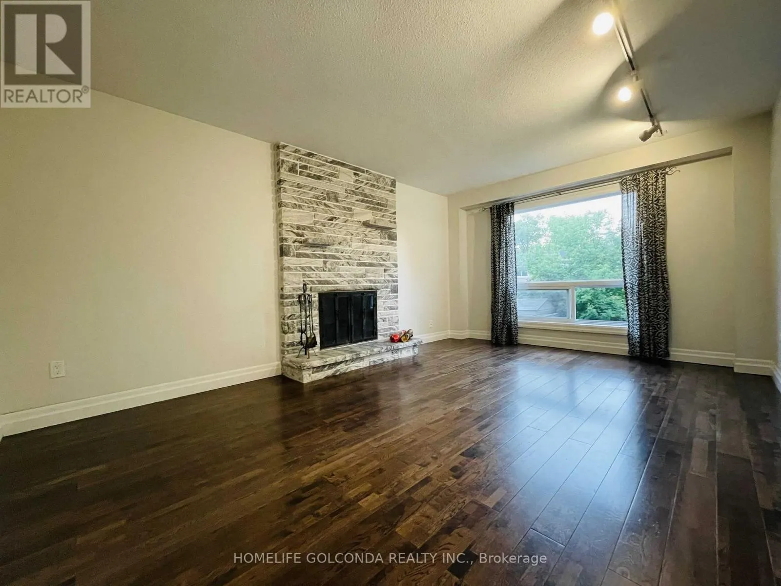 909 FERNDALE CRESCENT