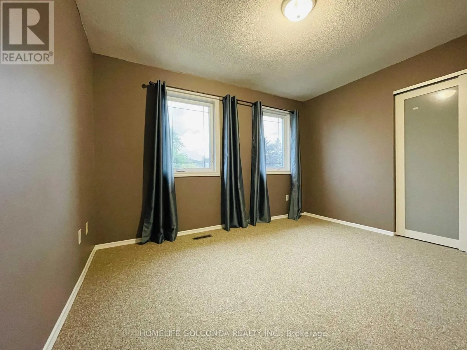 909 FERNDALE CRESCENT