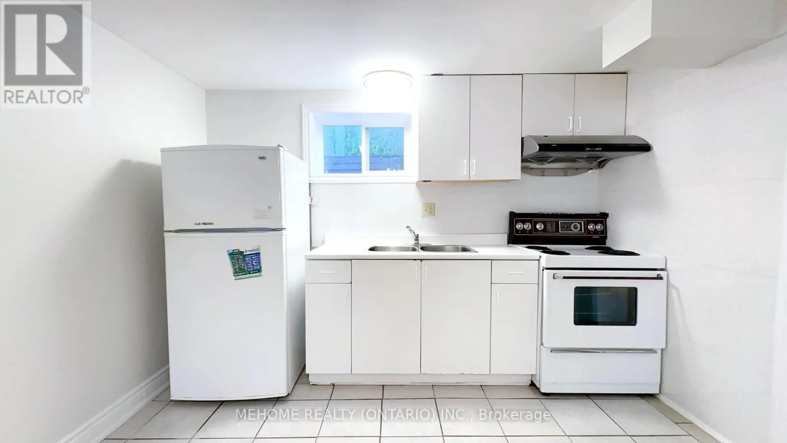 493 LYNETT CRESCENT