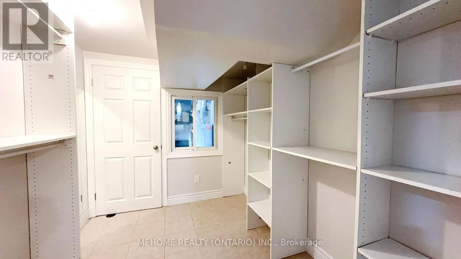 493 LYNETT CRESCENT