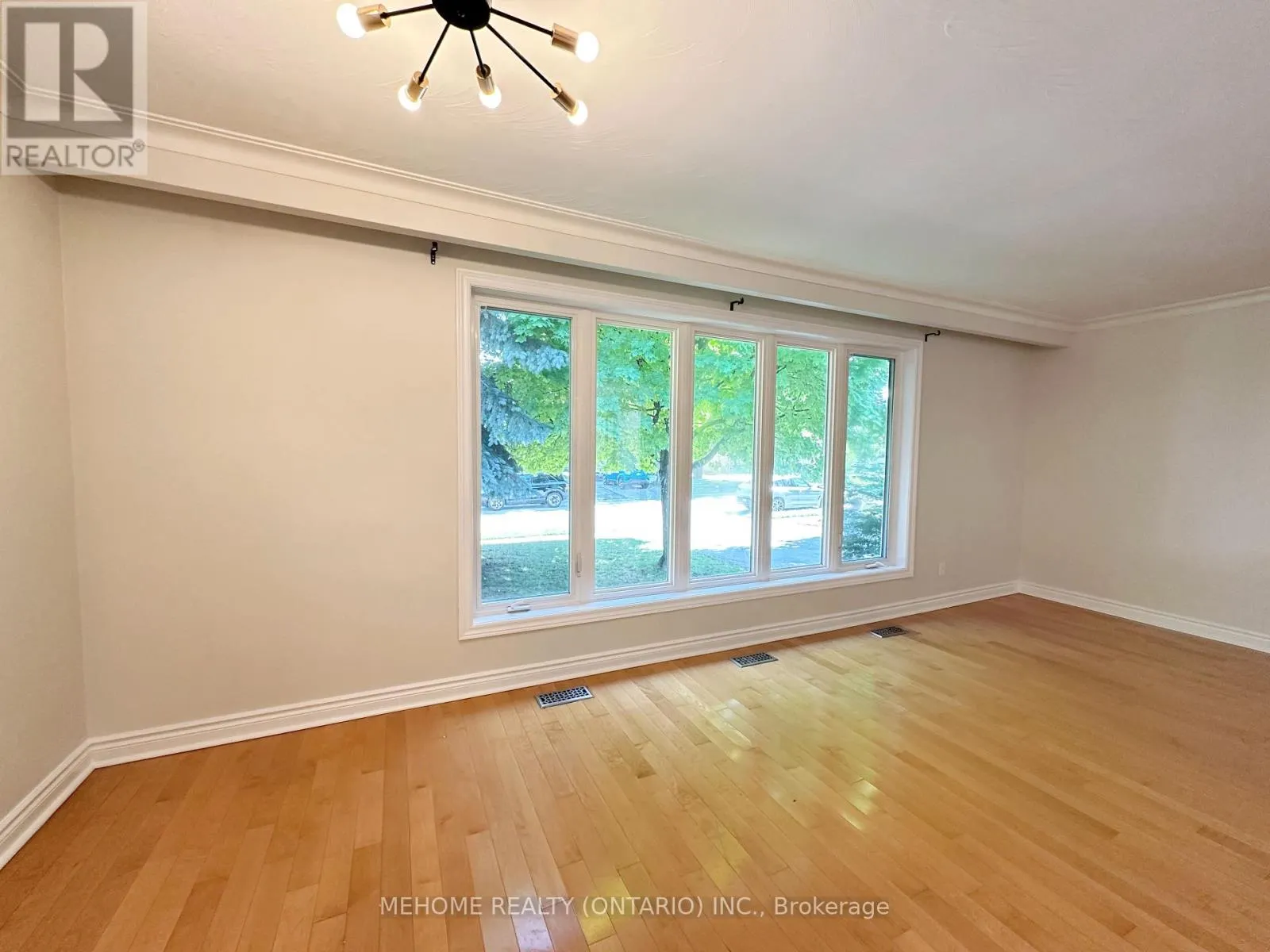 493 LYNETT CRESCENT