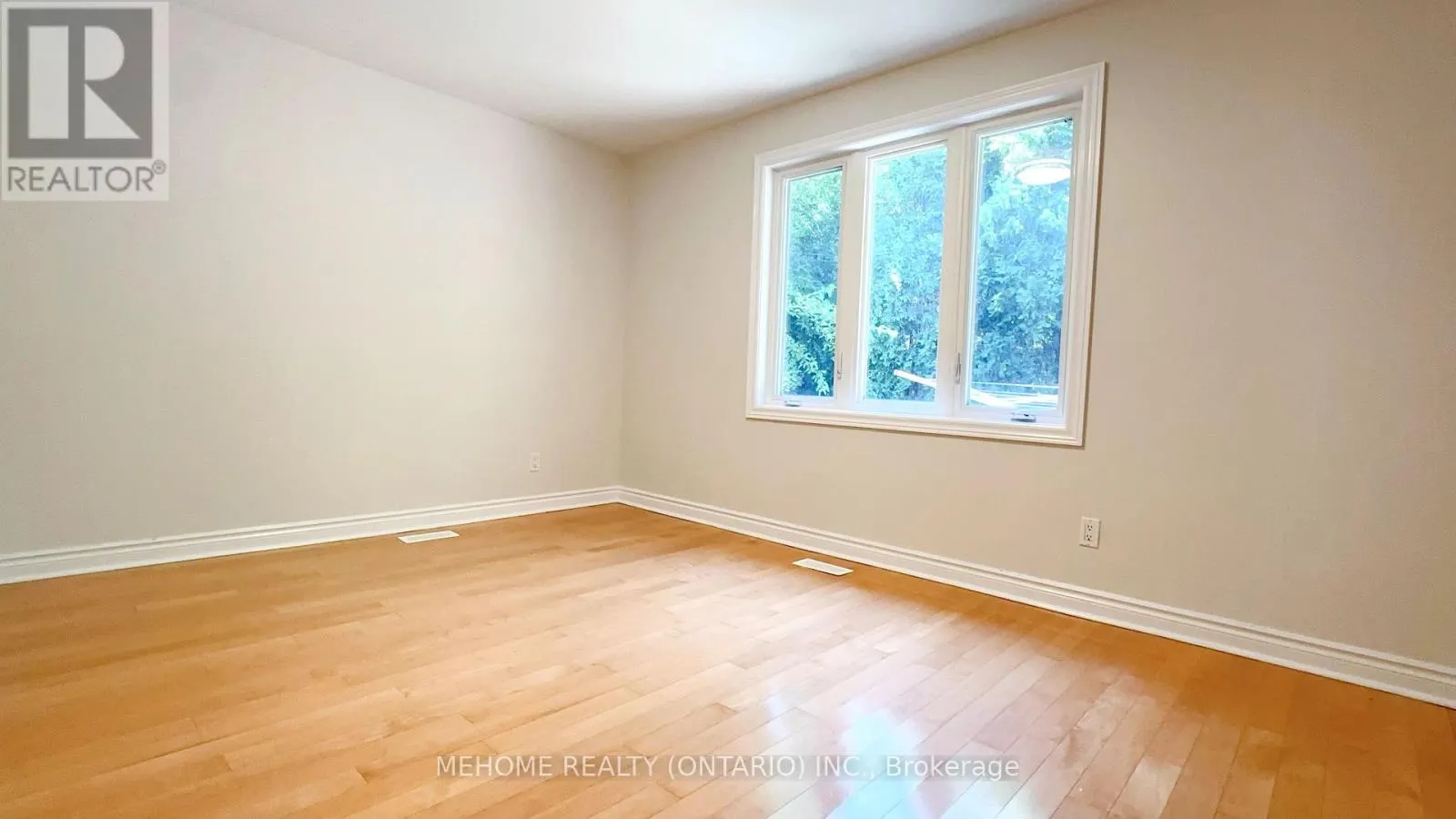 493 LYNETT CRESCENT