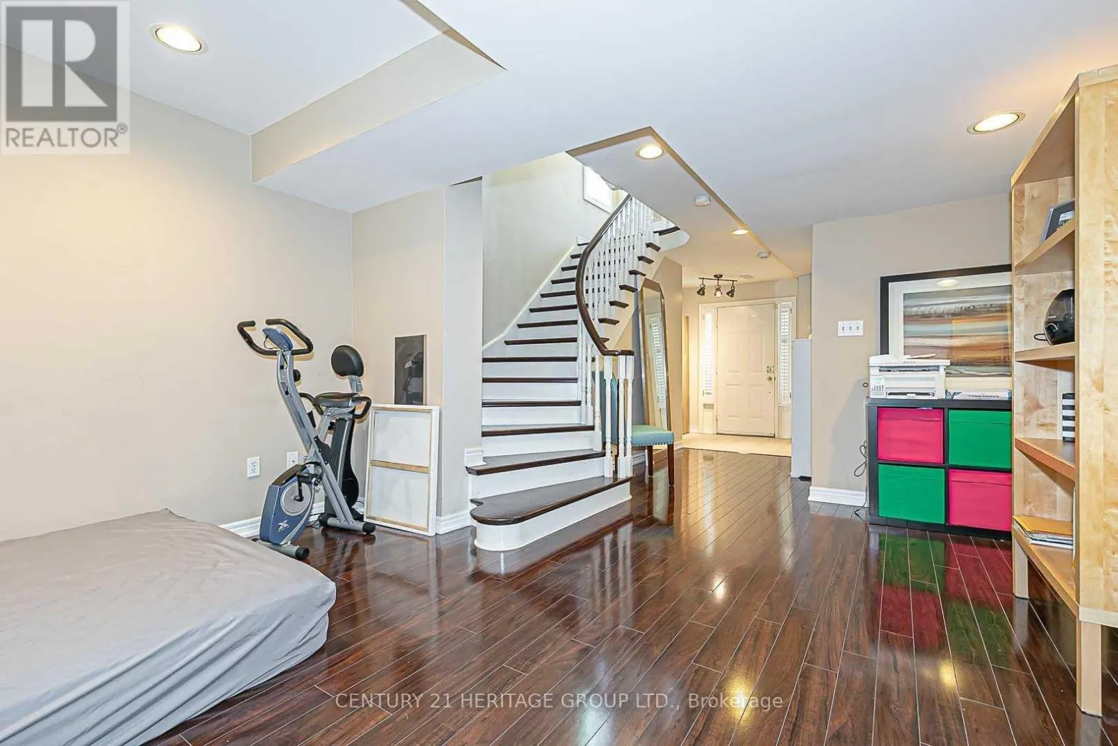 56 - 255 SHAFTSBURY AVENUE