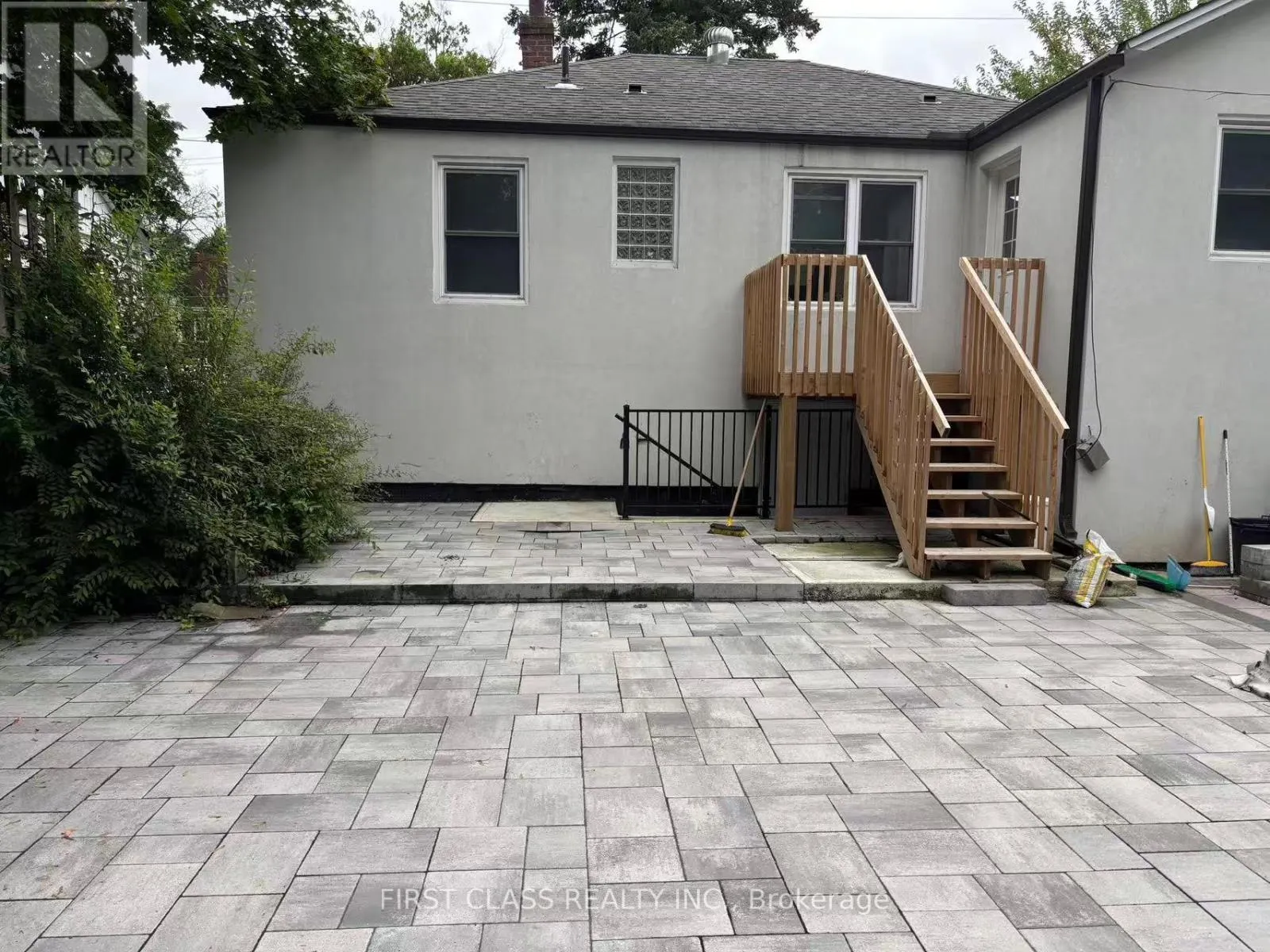 102 STEELES AVE EAST AVENUE