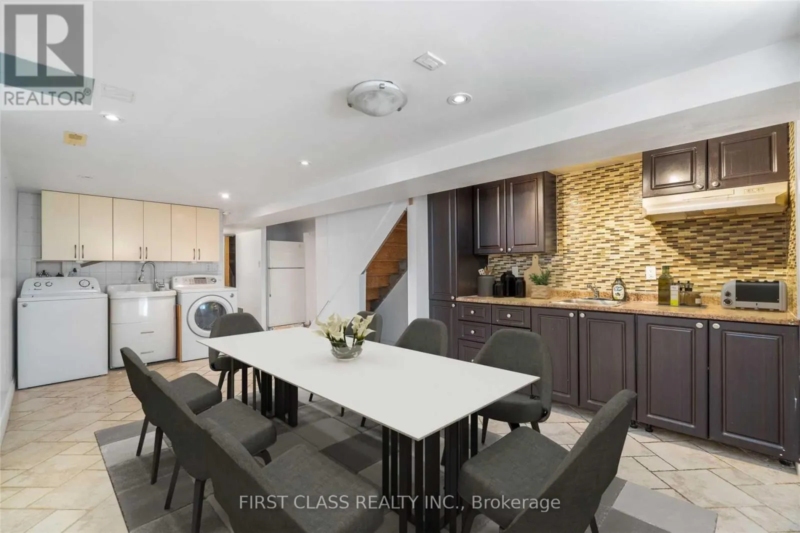 102 STEELES AVE EAST AVENUE