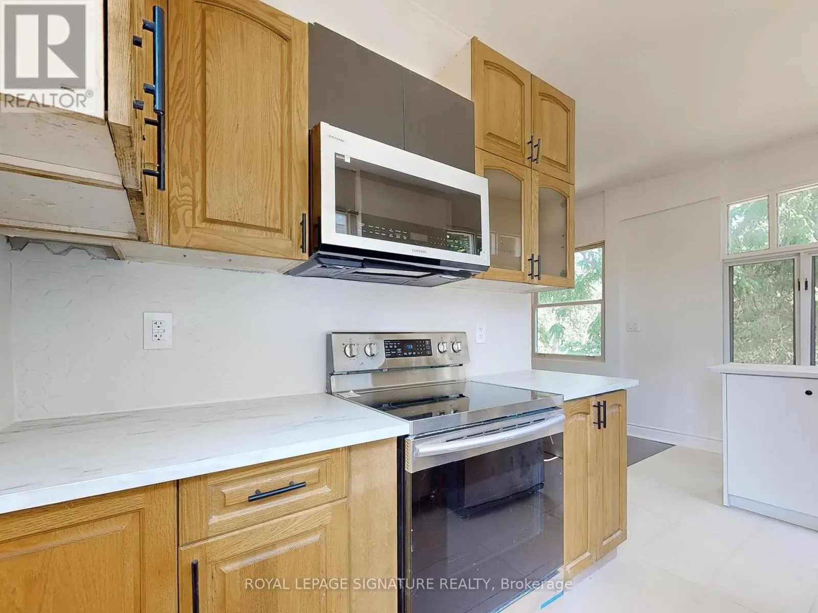 2 - 21 YONGEVIEW AVENUE