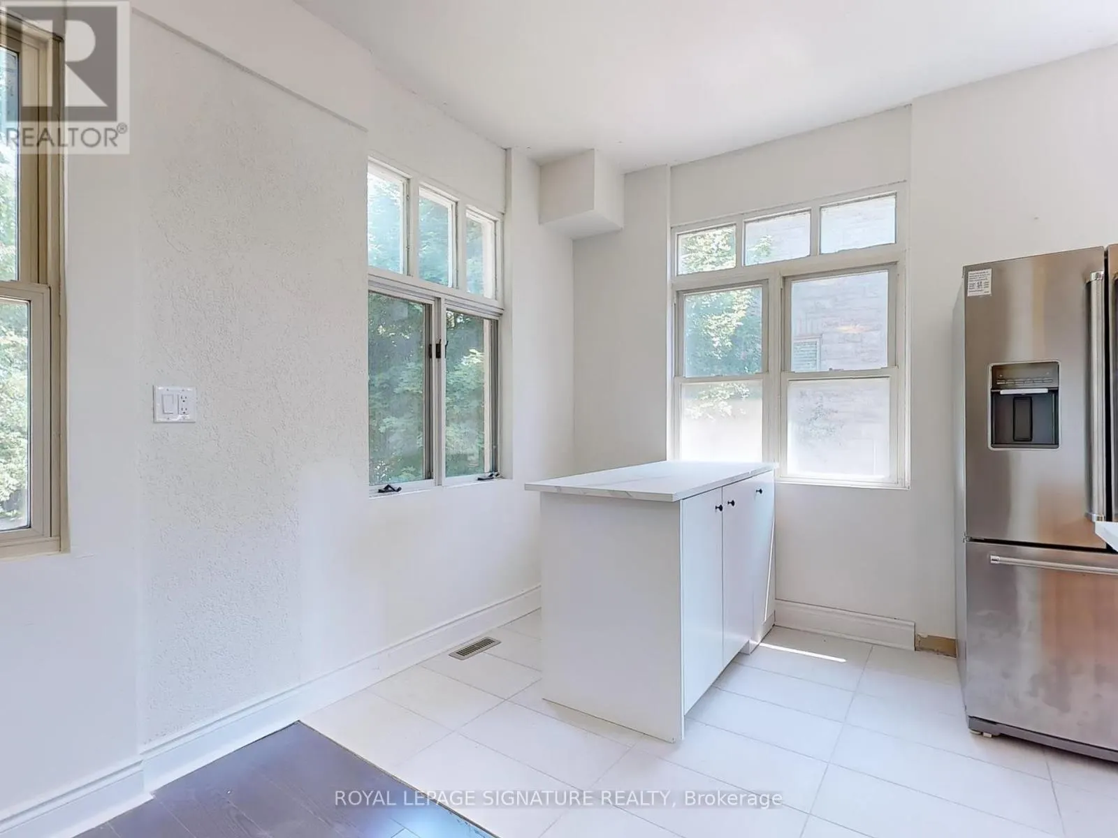 2 - 21 YONGEVIEW AVENUE