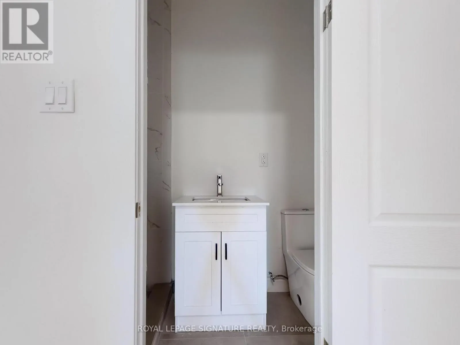 2 - 21 YONGEVIEW AVENUE