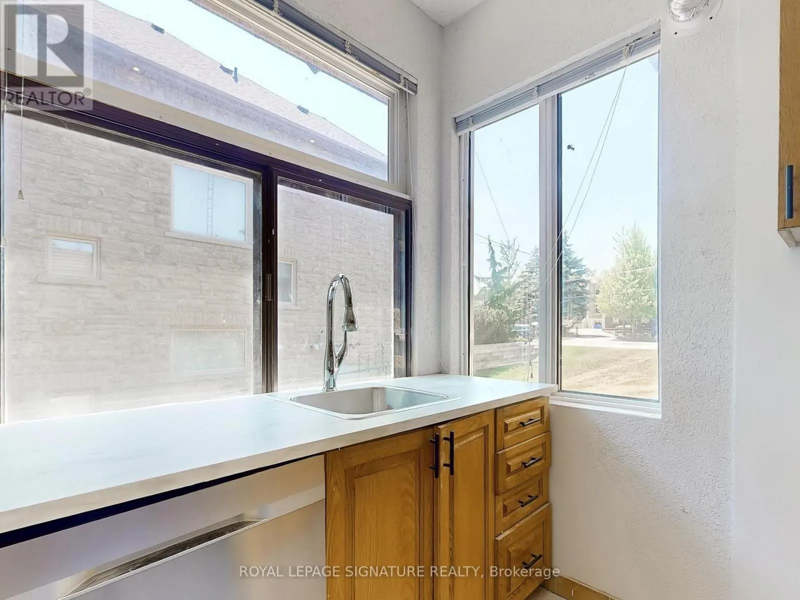 2 - 21 YONGEVIEW AVENUE
