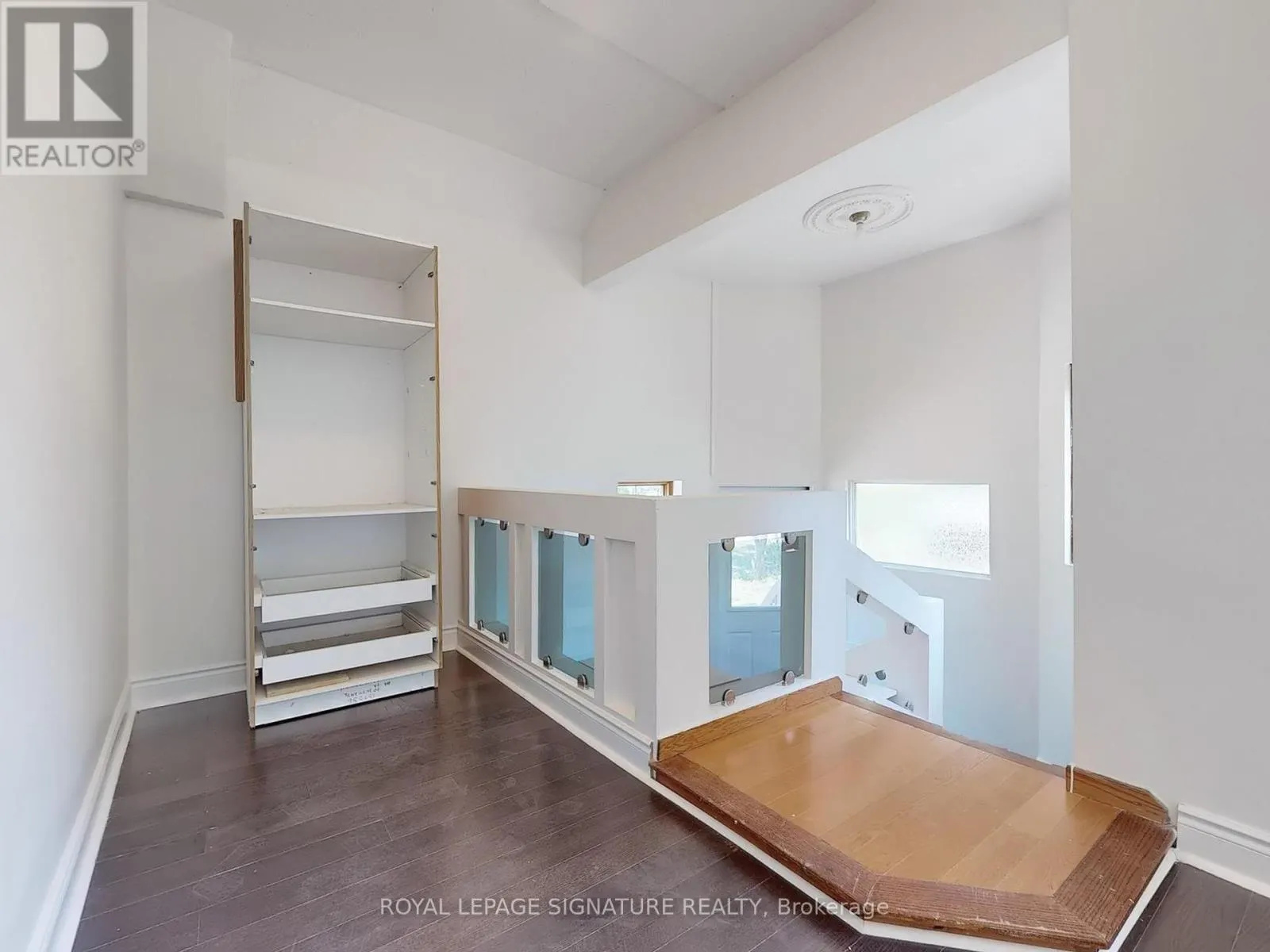 2 - 21 YONGEVIEW AVENUE
