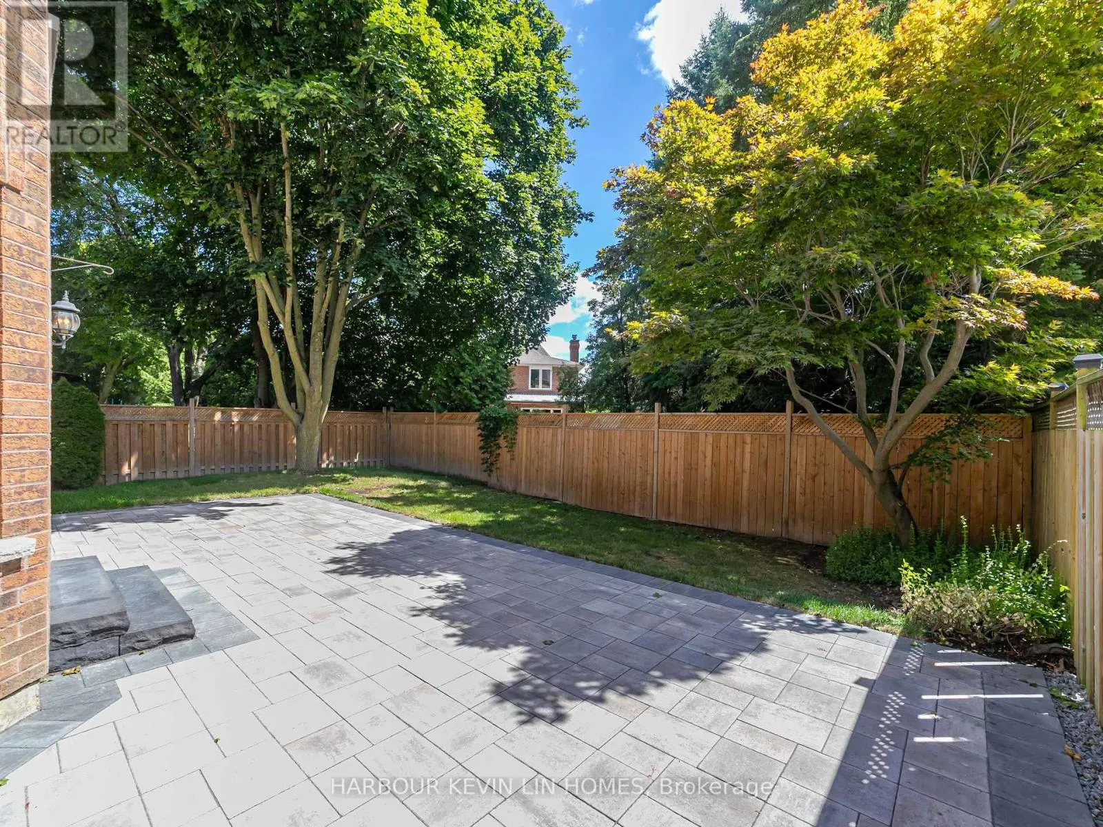 19 WILLETT CRESCENT