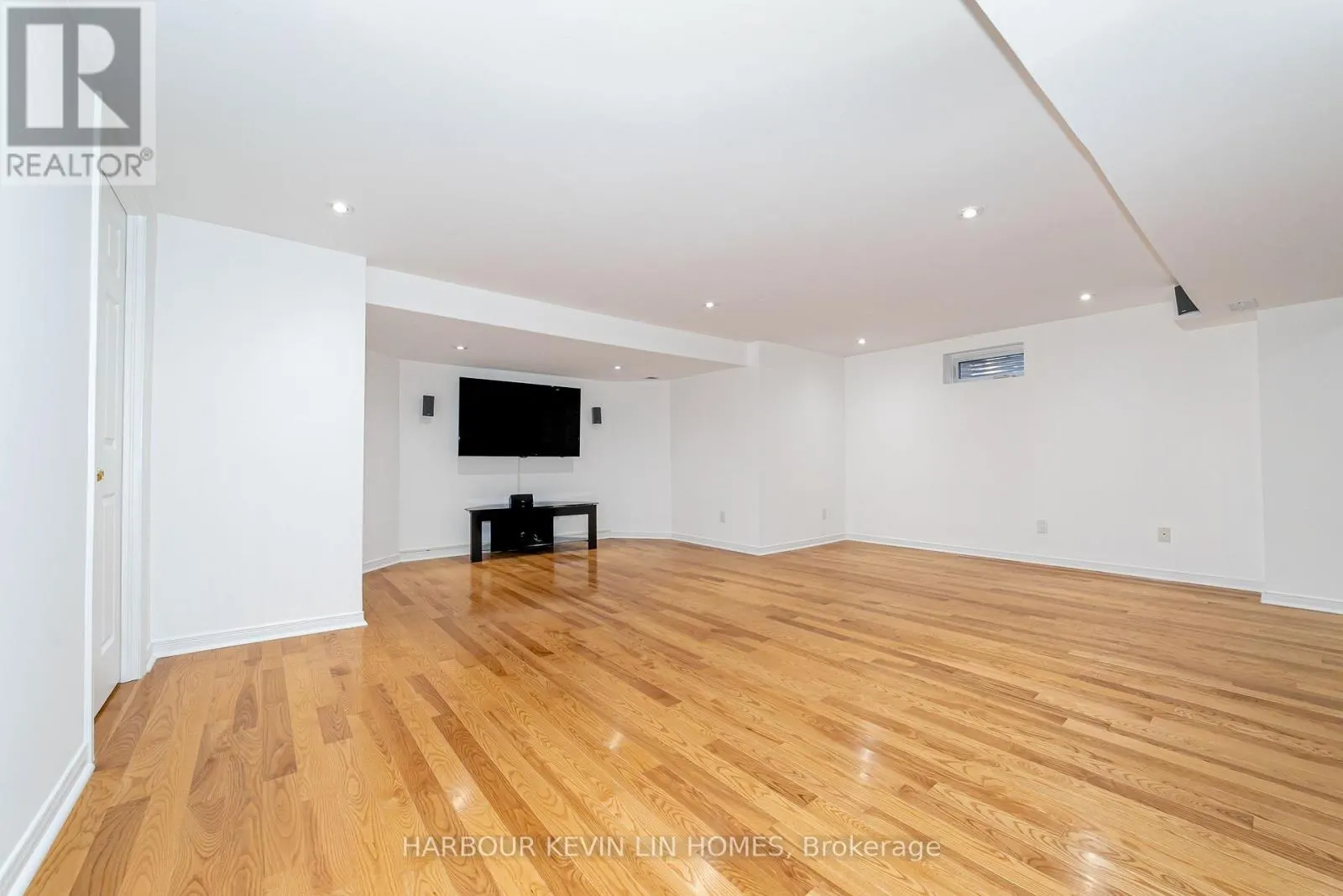 19 WILLETT CRESCENT