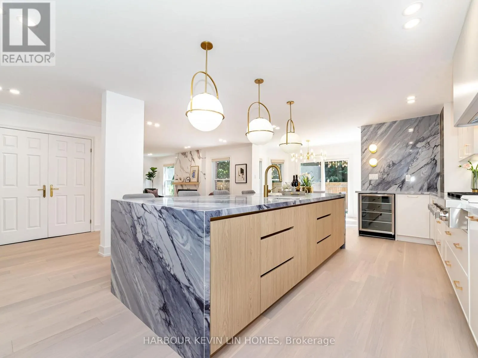 19 WILLETT CRESCENT