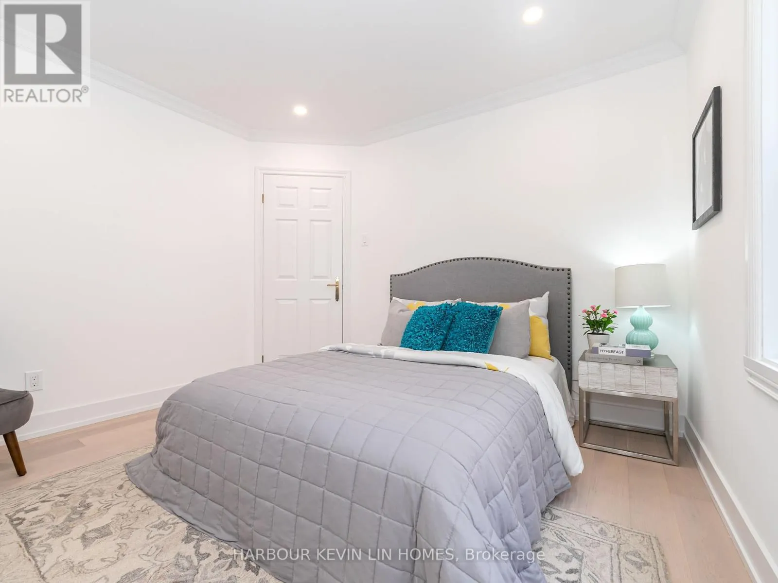 19 WILLETT CRESCENT