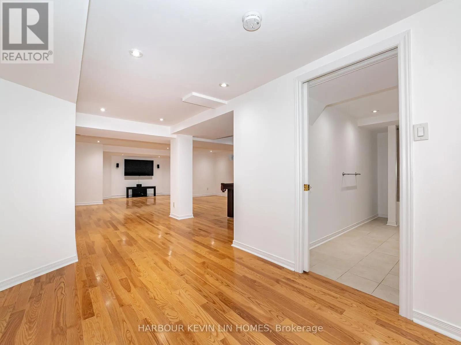 19 WILLETT CRESCENT