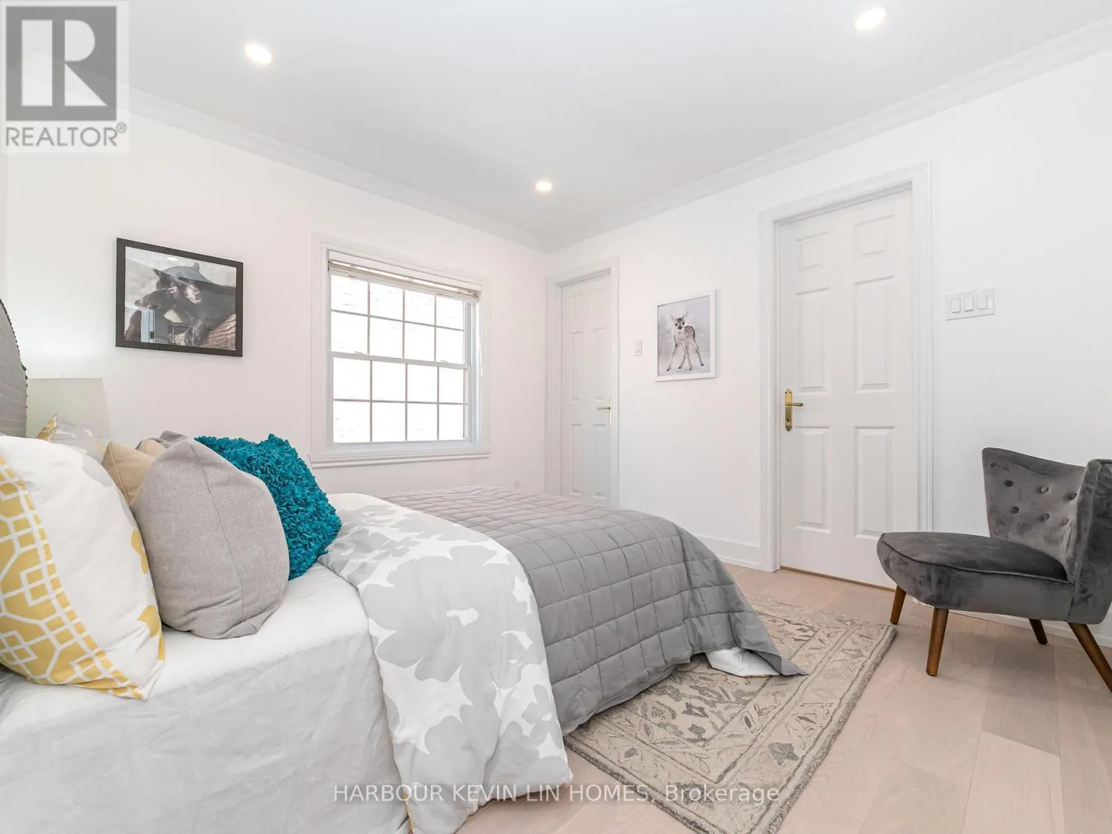 19 WILLETT CRESCENT