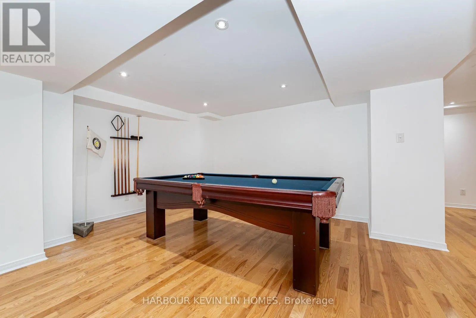 19 WILLETT CRESCENT
