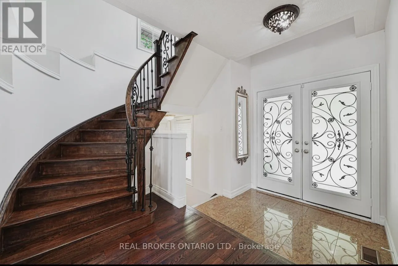 39 WOODROOF CRESCENT