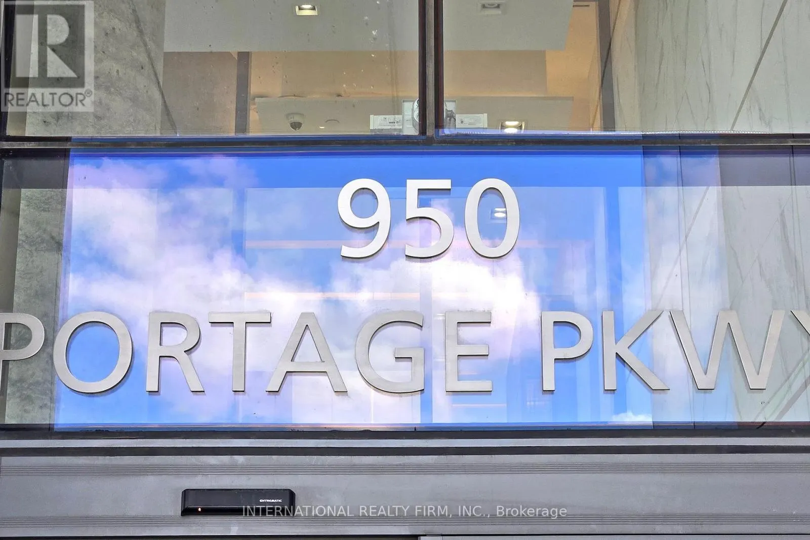 7 - 950 PORTAGE PARKWAY