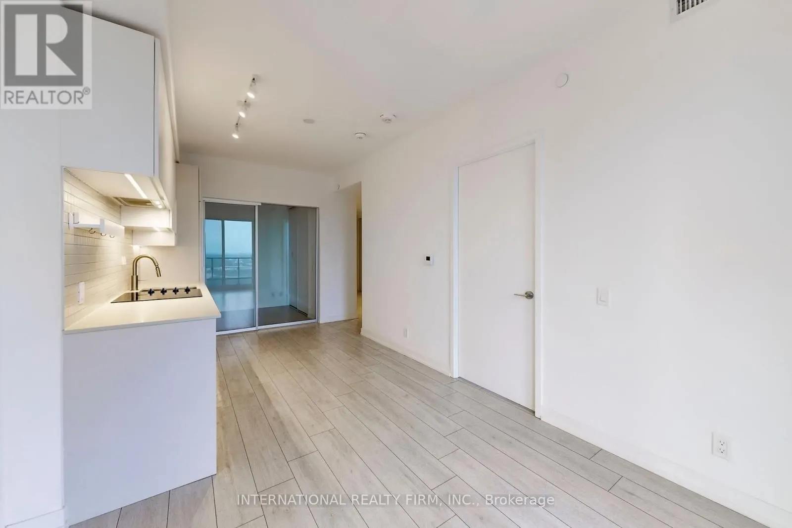 7 - 950 PORTAGE PARKWAY S