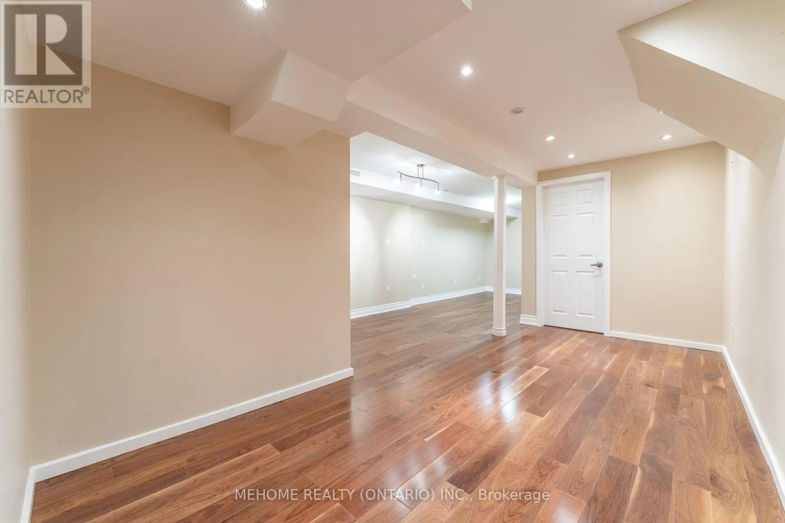 6 THAMES COURT