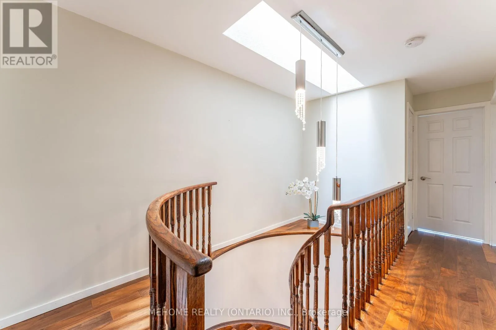 6 THAMES COURT