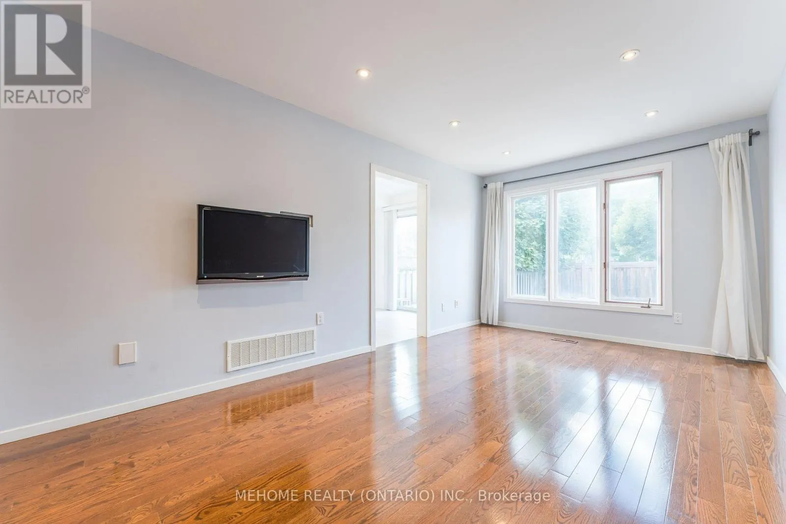6 THAMES COURT